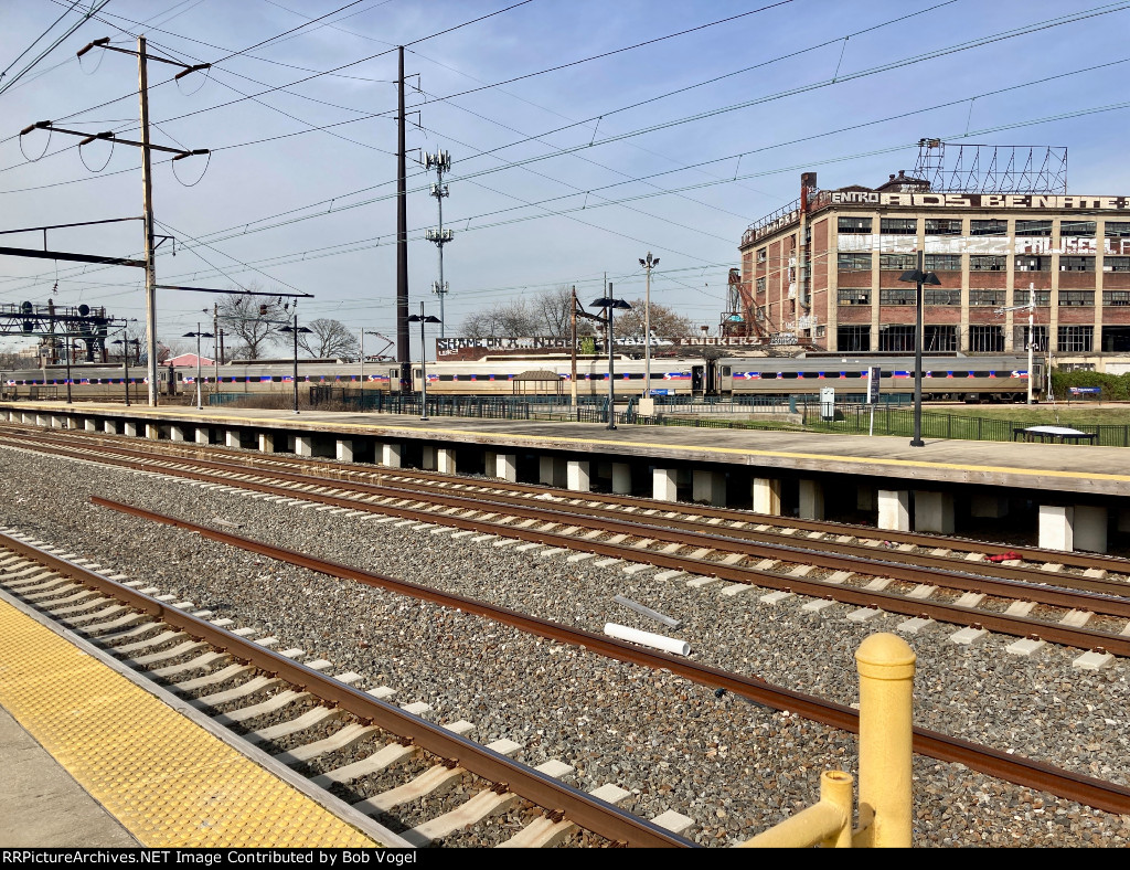 Chestnut Hill West train 9819